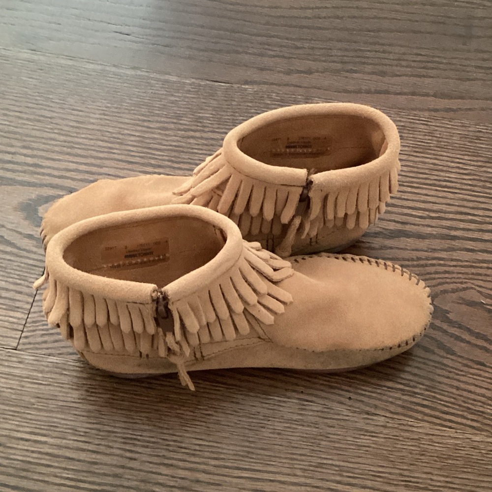 Minnetonka Kids Moccasins in Light Tan